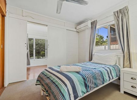 Beachside Family Home – Lawn Maintenance Included! - Photo 5