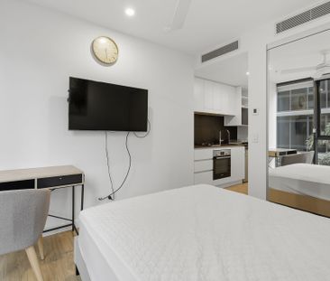 Modern, Light-Filled Apartment in Prime Location - Photo 2