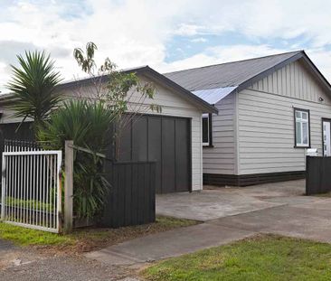Spacious Home With Large Garage - Photo 4