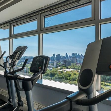 Le Plateau, condo meublé, stationnement intérieur, piscine, sauna, hammam, ascenseur, transport en commun, près de tout - Photo 3