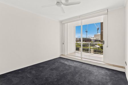 Bright and Spacious Apartment in Prime Cronulla Location - Photo 3