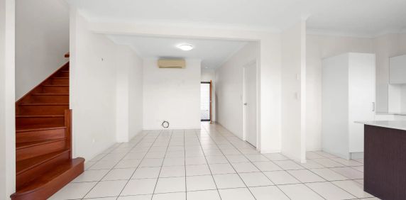 Modern Townhouse with Private Courtyard in Prime Coorparoo Location - Photo 2