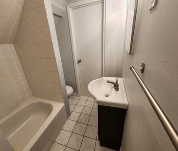 For Lease - 4250 Jefton Crescent Unit# Basement, Mississauga, Ontario - Photo 2