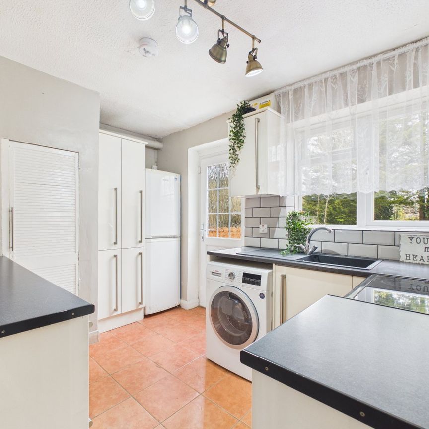 3 bedroom House in Staverton Road, Reading - Photo 1
