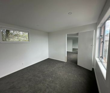 Tastefully renovated in a convenient location - Photo 2