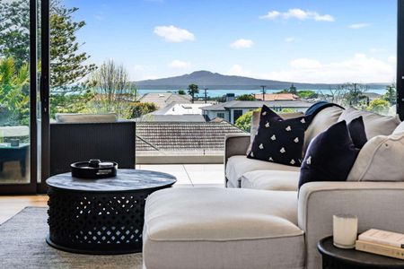 Luxury Apartment with Outstanding Sea Views - Photo 2