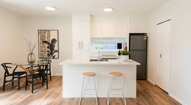 Cute, Light 2 bedroom 2 bathroom Apartment - Photo 1