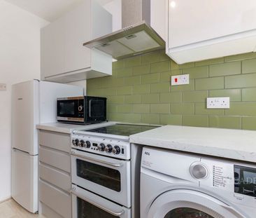 2 bedroom apartment to rent Hillside Close, Banstead, Surrey, SM7 - Photo 5