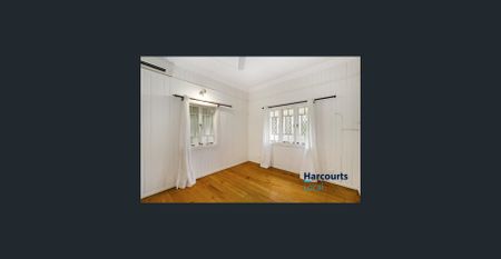 Perfectly Located Queenslander - Photo 2