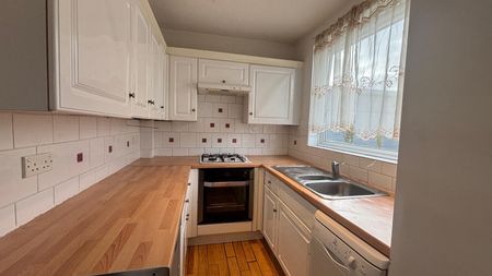 Montrose Avenue, Berkshire, SL1 - Photo 2