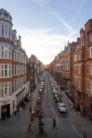 This is a beautiful three bedroom apartment located on the second floor of a period building on North Audley Street. - Photo 5