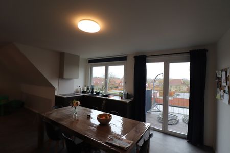 Gerenoveerd duplex-appartement met 3 slaapkamers, terras en autostaanplaats met fietsenberging. - Photo 4