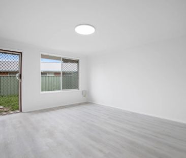 Modern 2-Bedroom Unit with Private Yard – Walk to Shops, Minutes to... - Photo 5