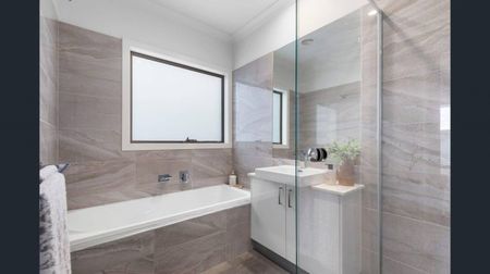 BAYSIDE LUXURY | STYLE AND CONVENIENCE - Photo 3