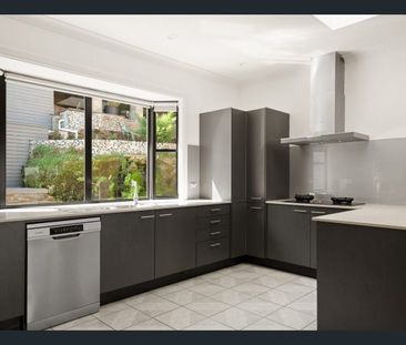 Elegant Family Retreat in a Serene Setting - Photo 1