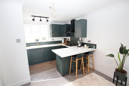 2 bedroom Flat to let - Photo 2