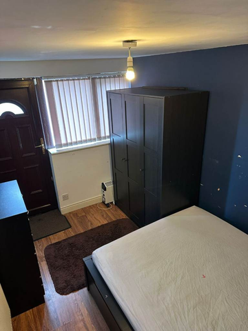 1 bedroom in a house share to rent - Photo 2