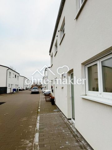 Neubau/Erstbezug: Familienhaus mit viel Holz, Bodentiefen Fenstern und Feldblick - Photo 4