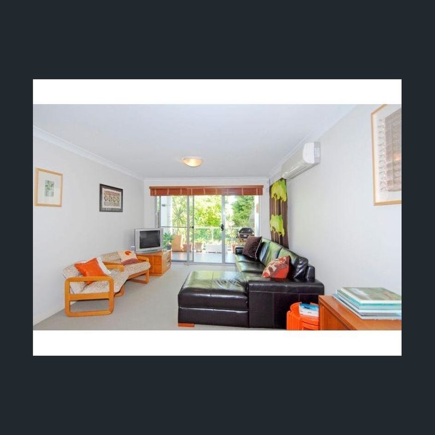 Stylish two bedroom apartment in convenient location - Photo 1