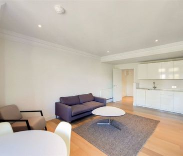 A smart furnished one bedroom flat situated on the third floor of t... - Photo 1