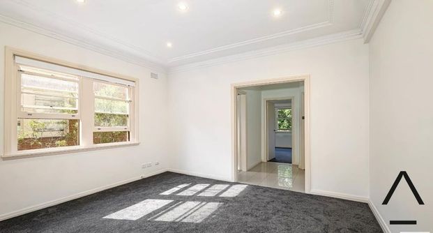 Modern two-bedroom apartment in one of Kirribilli's most sought-after locations. - Photo 1