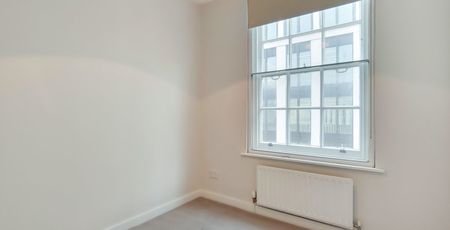 A spacious and bright 3 bedroom apartment located on the 1st floor in a purpose built block moments from Hyde Park. - Photo 5
