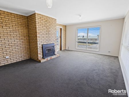 Spacious house with large shed - Photo 3