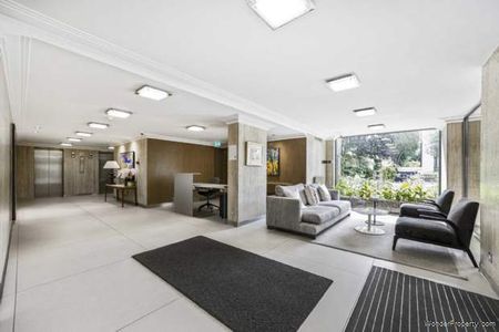 3 bedroom property to rent in London - Photo 3