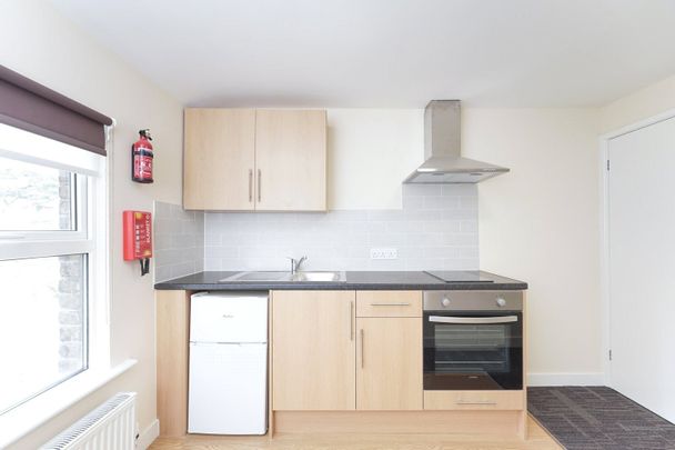 Room 8, 5a Church Street, Esher, Surrey, KT10 flat to rent - Photo 1