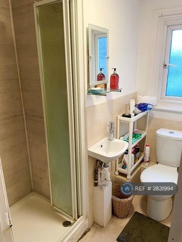 1 bedroom in a flat share to rent - Photo 3