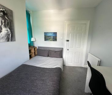 Room 3: Flat 4, 30 Stoke Road, Guildford, GU1 4HR - Photo 1