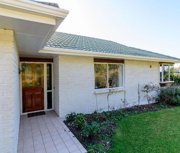 Sunshine and spacious with large garden - Photo 5