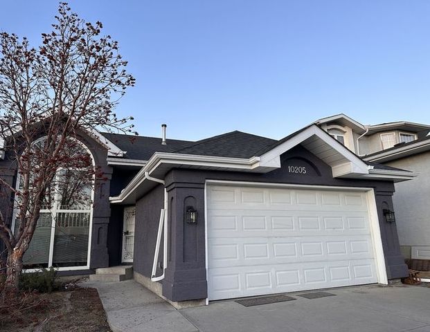 2-Storey House with Main Floor for Rent with 2 Bedrooms & Double Attached Garage | Calgary - Photo 1