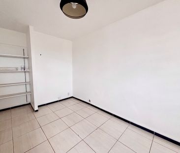 Location Appartement 4 pièces 82m² LES ABYMES 97139 - Photo 2