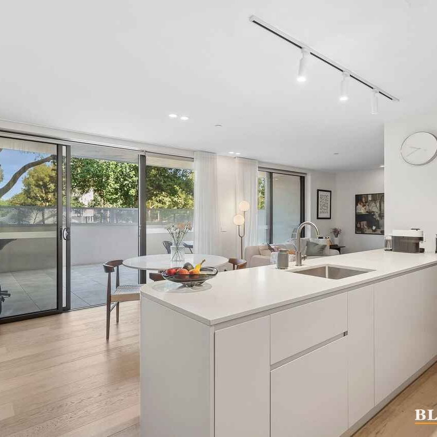 Modern Two Bedroom Apartment In Prime Location - Photo 1