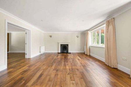 A beautifully designed home in one of Cobham's premier private estates. Set within half and acre having been extensively refurbished by the current owners. - Photo 2