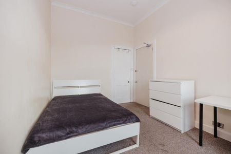 3 bedroom flat to rent - Photo 2