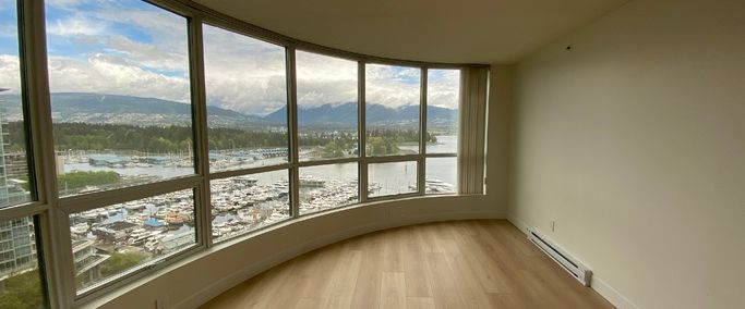 Stunning Renovation & Waterfront Views! 2 Bed Plus Den! | 555 Jervis Street, Vancouver - Photo 1