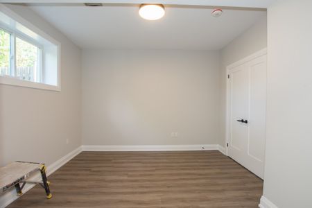 **NEWLY RENOVATED** 1 Bedroom Lower Unit in Welland!! - Photo 4