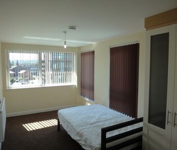 6 Double Bed Apartment in Fantastic Location - Photo 3