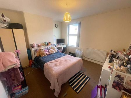 4 bedroom end of terrace house to rent - Photo 4