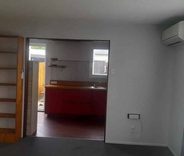Sunny 2 bedroom, small garden, with BBQ area - Photo 1