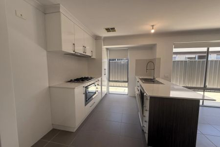 Stylish Family Living in a Sought-After Location - Photo 2