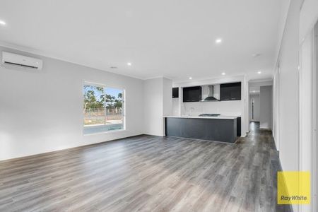 Spacious 4 Bed, 2 Bath Home with 2-Car Garage - Comfort, Style & Convenience! - Photo 4