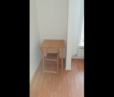 Room in a Shared Flat, Chichele Road, NW2 - Photo 2
