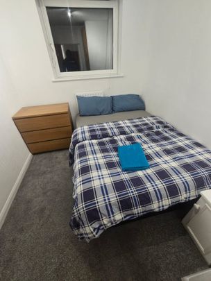Room in a Shared House, Clarence Lane, SW15 - Photo 1