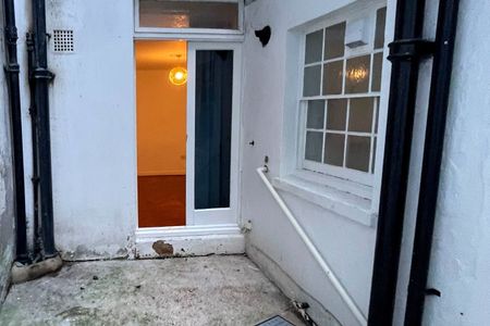 1 Bed Flat, Marine Parade, BN2 - Photo 4