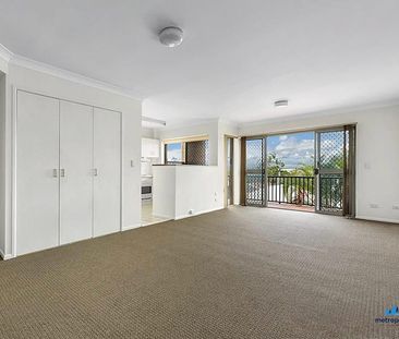 ELEVATED & EFFORTLESS LIVING IN CENTRAL ALDERLEY - Photo 1