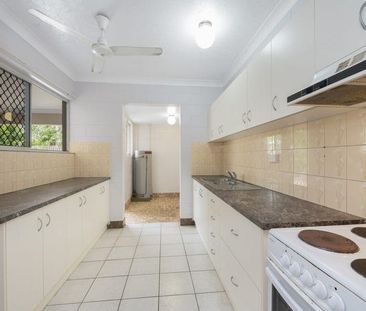 SPACIOUS 3 BEDROOM TOWNHOUSE IN WEST END - Photo 5