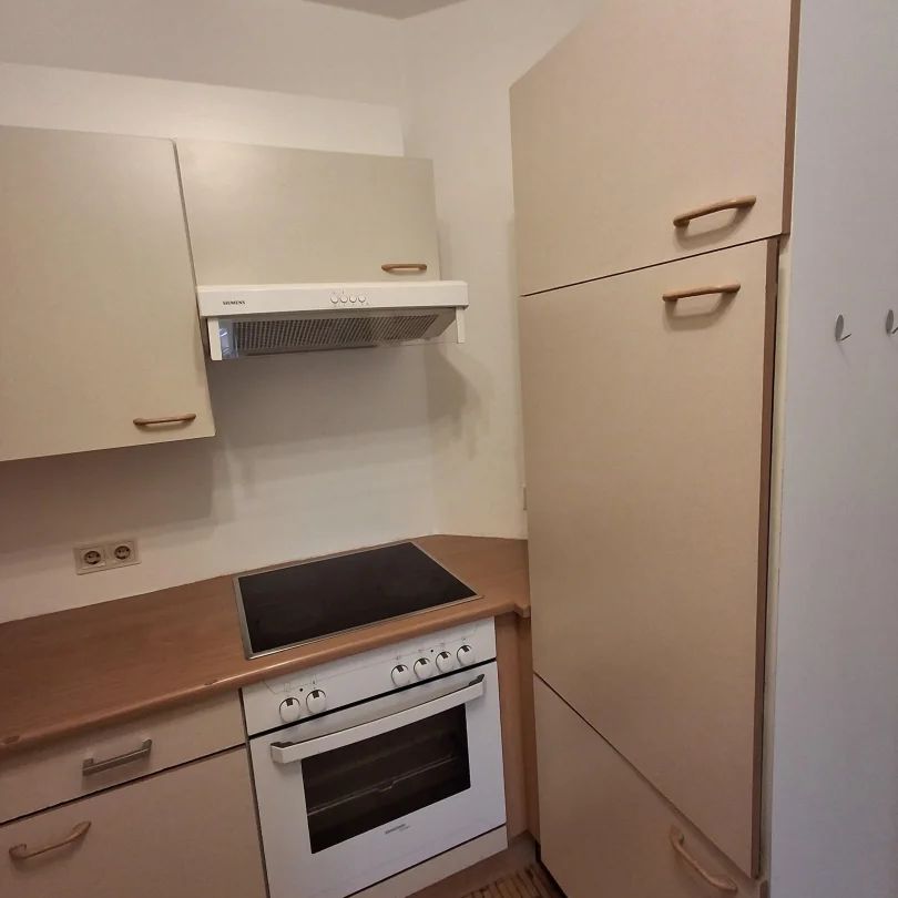 Gut aufgeteilte 2-Zimmer-Wohnung mit möblierter Küche im Zentrum von Lohnsburg - Foto 1